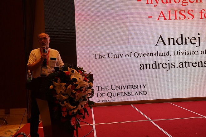 Andrej Atrens教授在作報(bào)告.JPG