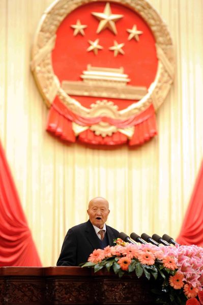獲得2010年度國家最高科學技術獎的師昌緒院士代表2010年度國家科學技術獎勵獲獎人員發言。新華社記者 李濤 攝